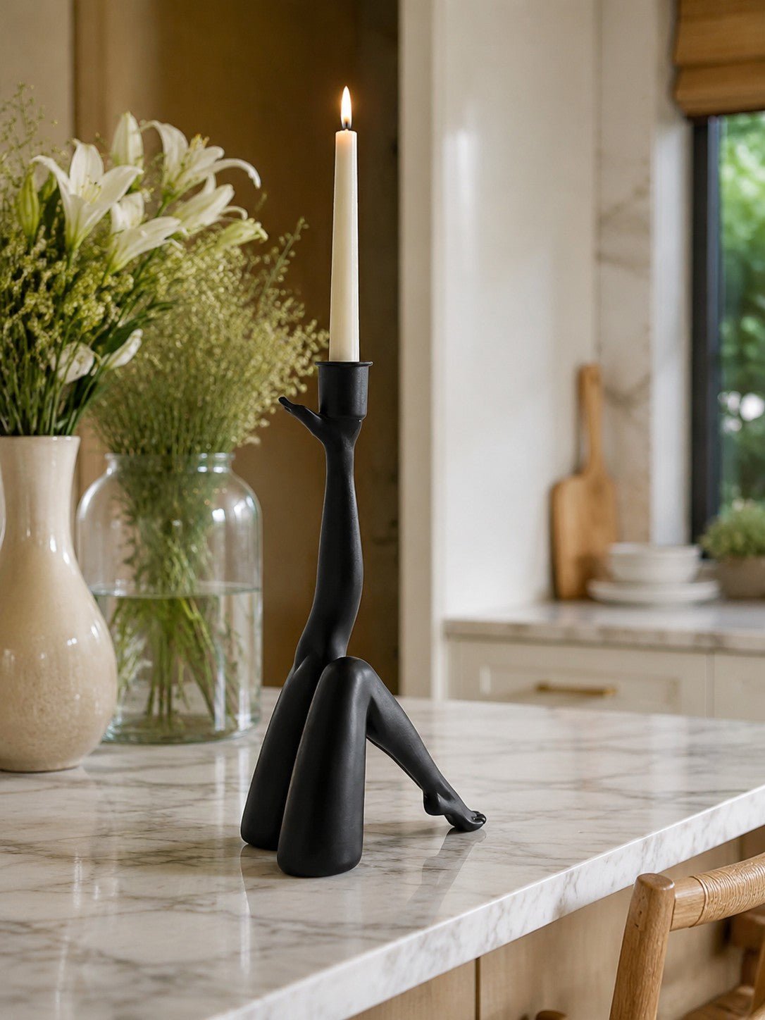 Bougeoir sculptural Kickra avec base dorée pour table de salle à manger et salon - Hommfer