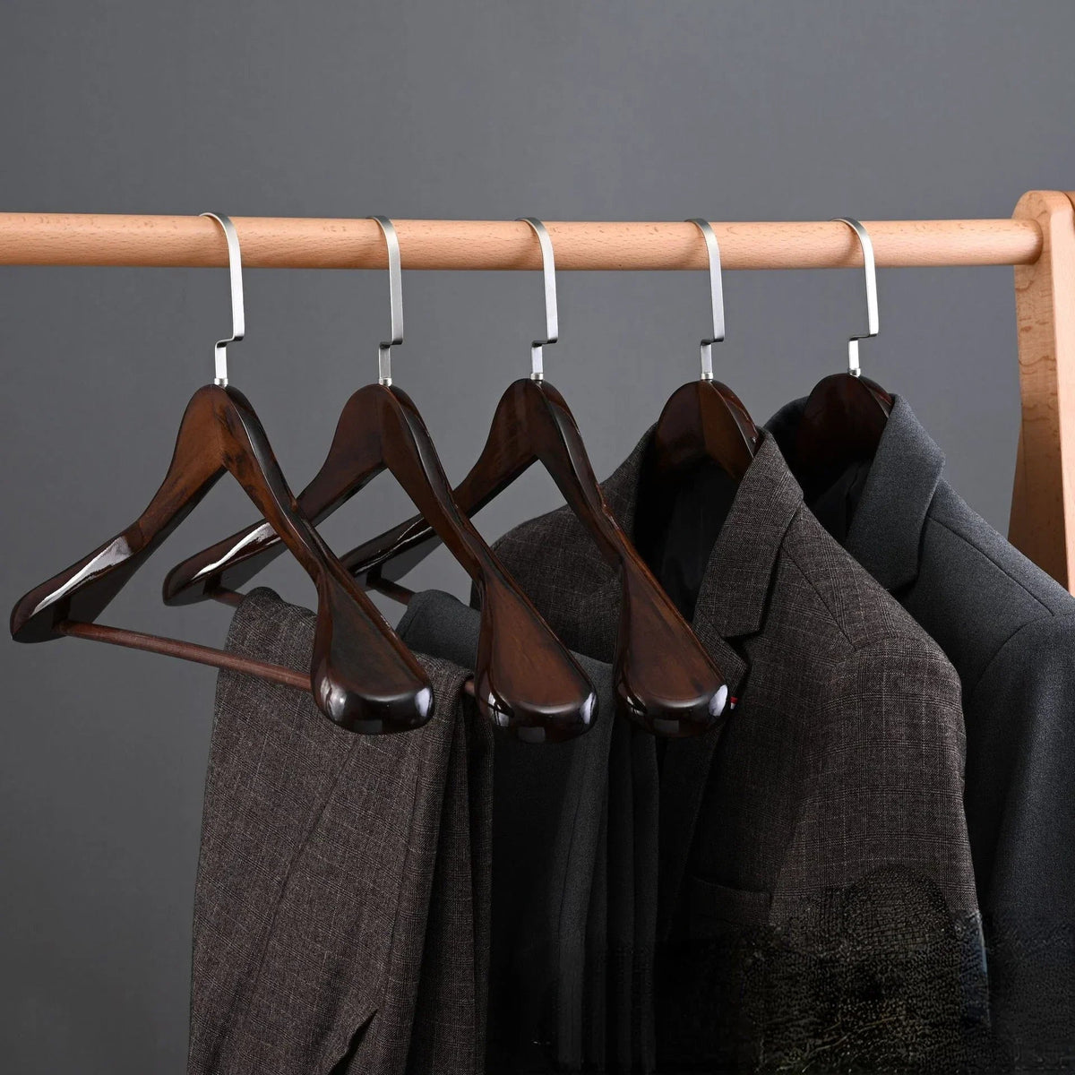 Cintre en bois courbé avec détails métalliques pour préserver la forme des vêtements - Hommfer