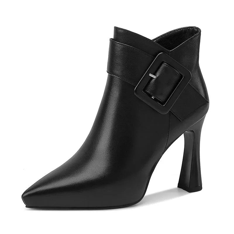 Livia Bottine en Cuir Vegan à Boucle Surdimensionnée, Bout Pointu et Talon Sculptural pour un Porté Confortable - Hommfer