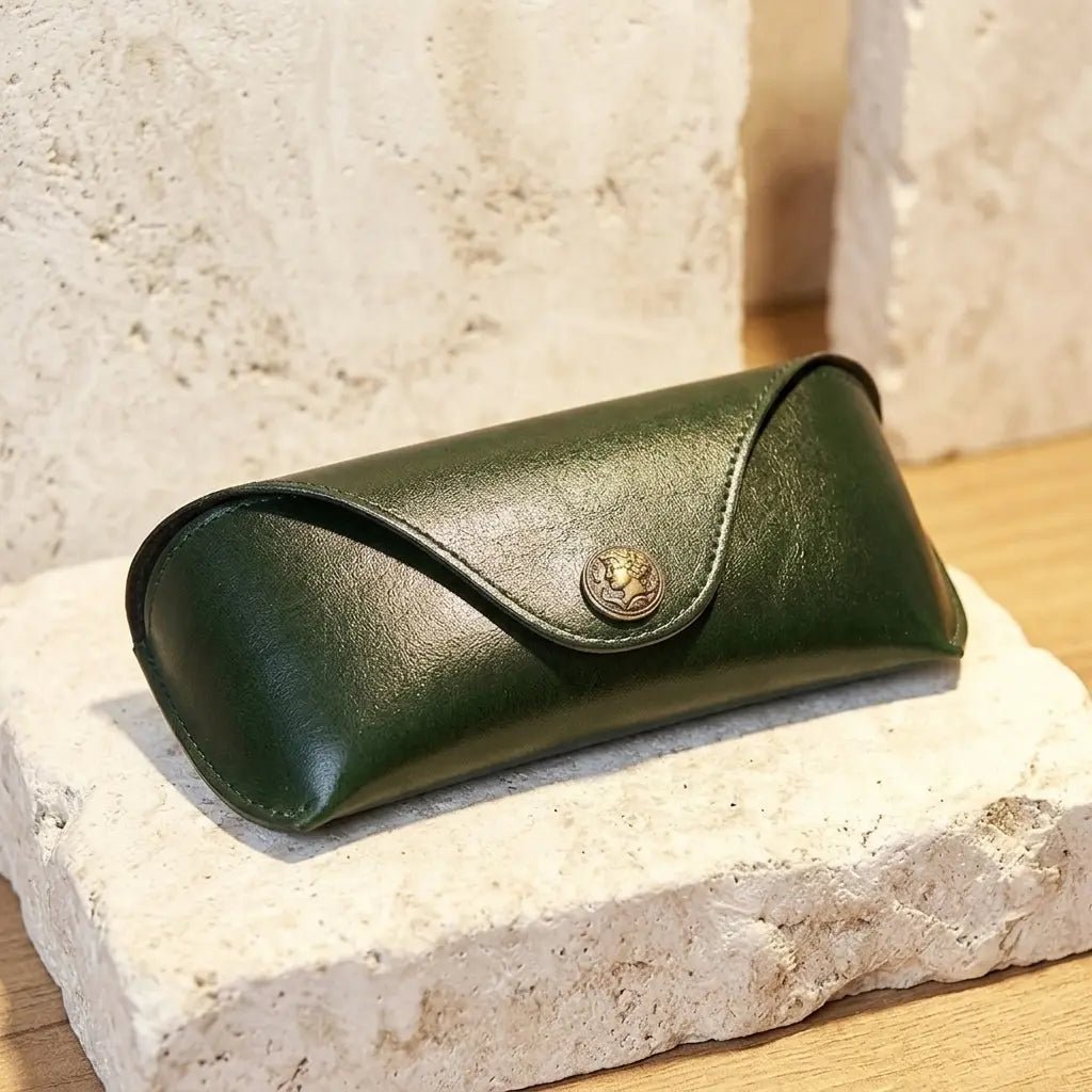 Marceau Étui à lunettes en cuir pleine fleur lisse vert forêt avec doublure anti-rayures et fermoir en laiton ancien - Hommfer