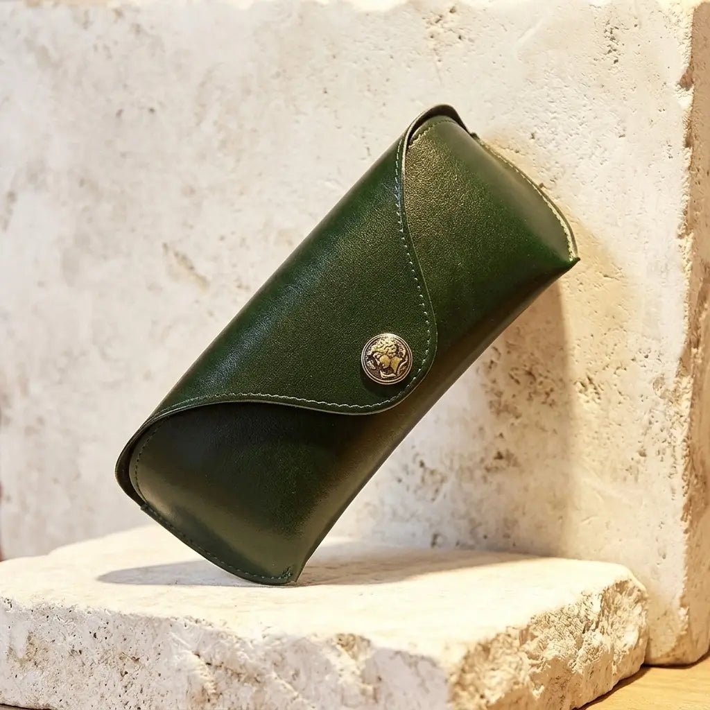 Marceau Étui à lunettes en cuir pleine fleur lisse vert forêt avec doublure anti-rayures et fermoir en laiton ancien - Hommfer