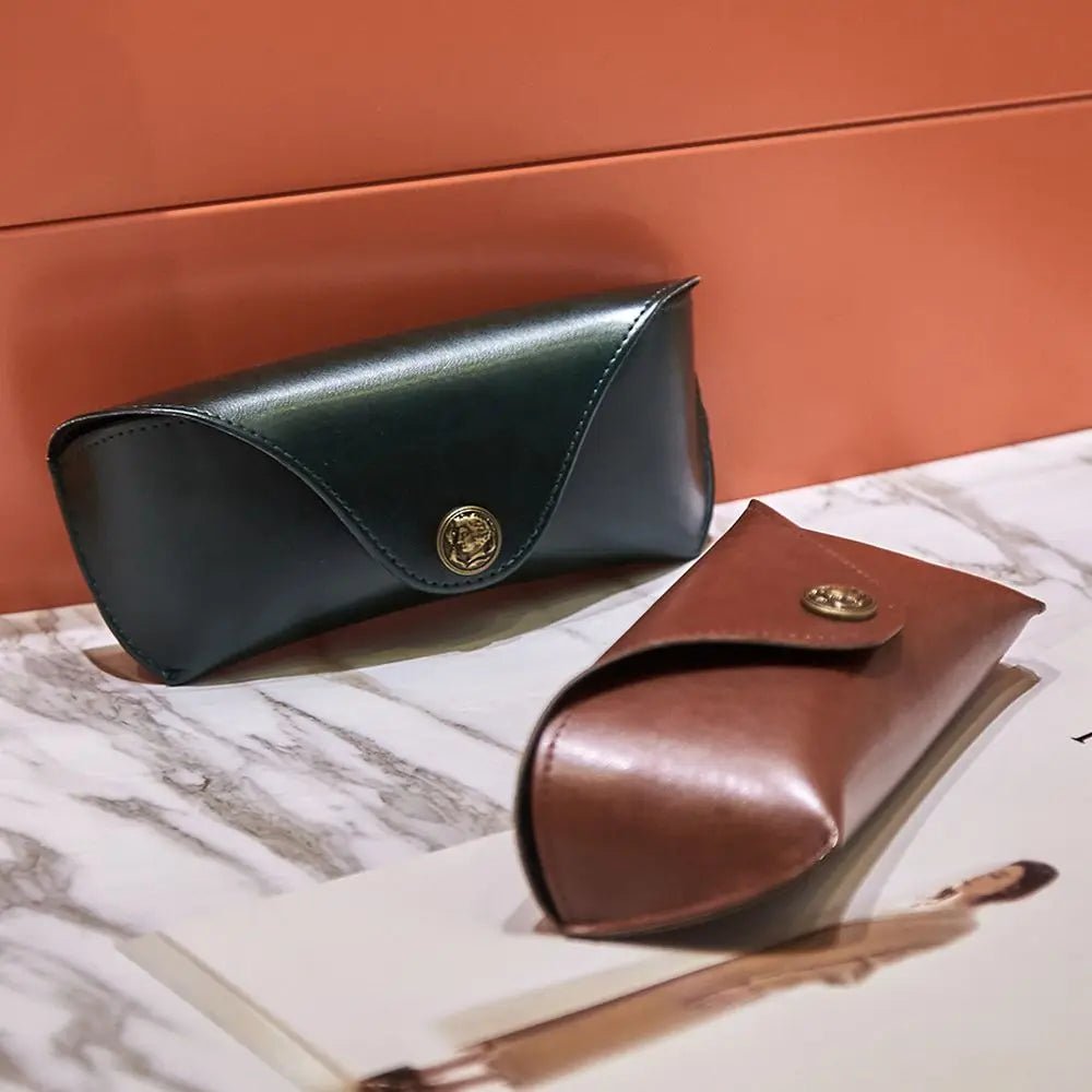 Marceau Étui à lunettes en cuir pleine fleur lisse vert forêt avec doublure anti-rayures et fermoir en laiton ancien - Hommfer