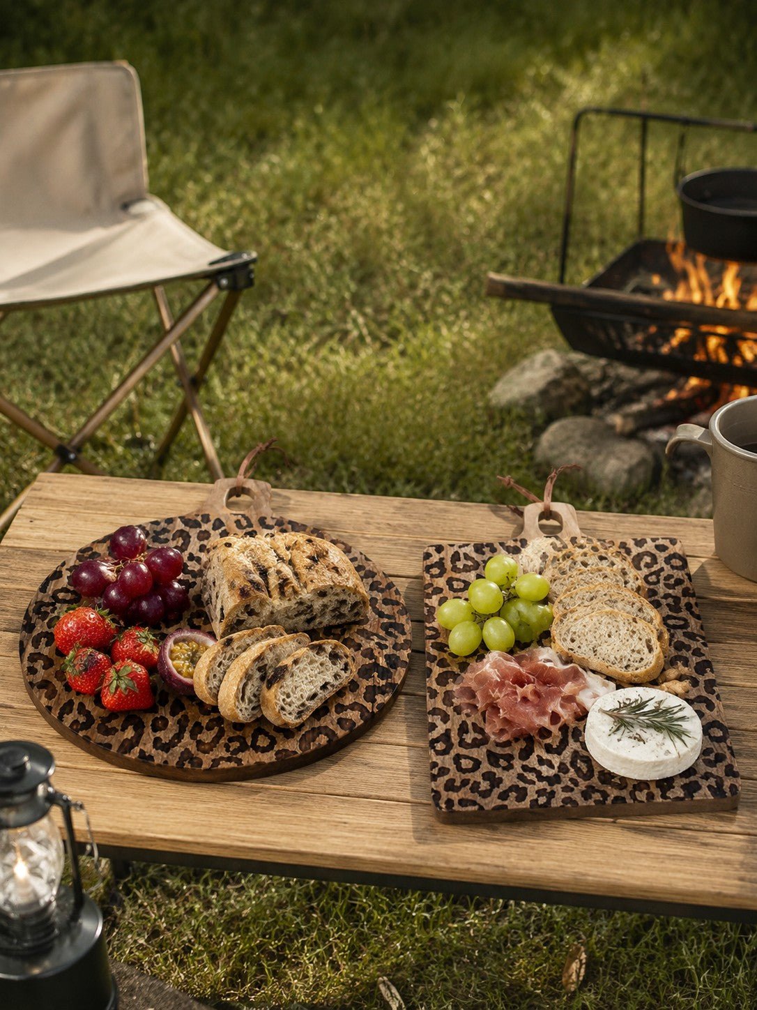 Planche de service en bois sapele à motif léopard avec poignée pour fromages et apéritifs - Hommfer