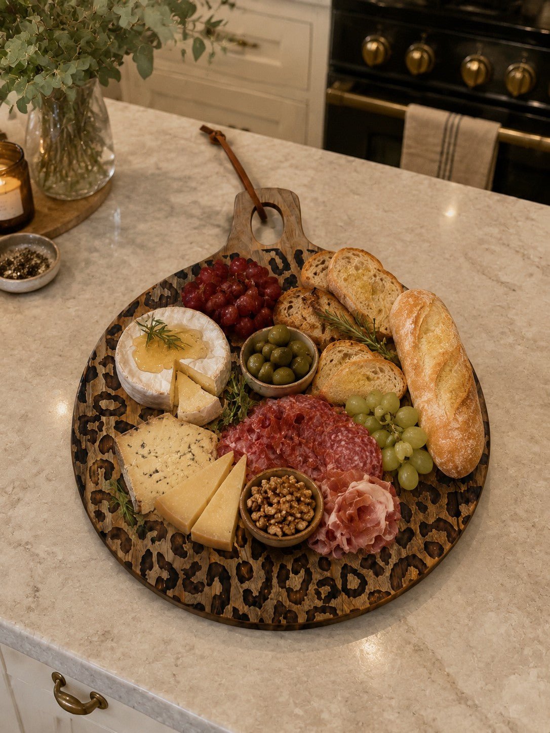 Planche de service en bois sapele à motif léopard avec poignée pour fromages et apéritifs - Hommfer