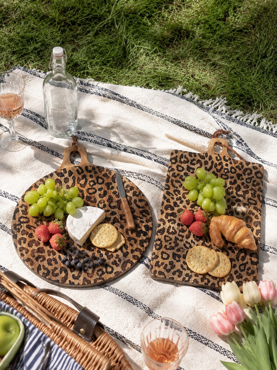 Planche de service en bois sapele à motif léopard avec poignée pour fromages et apéritifs - Hommfer
