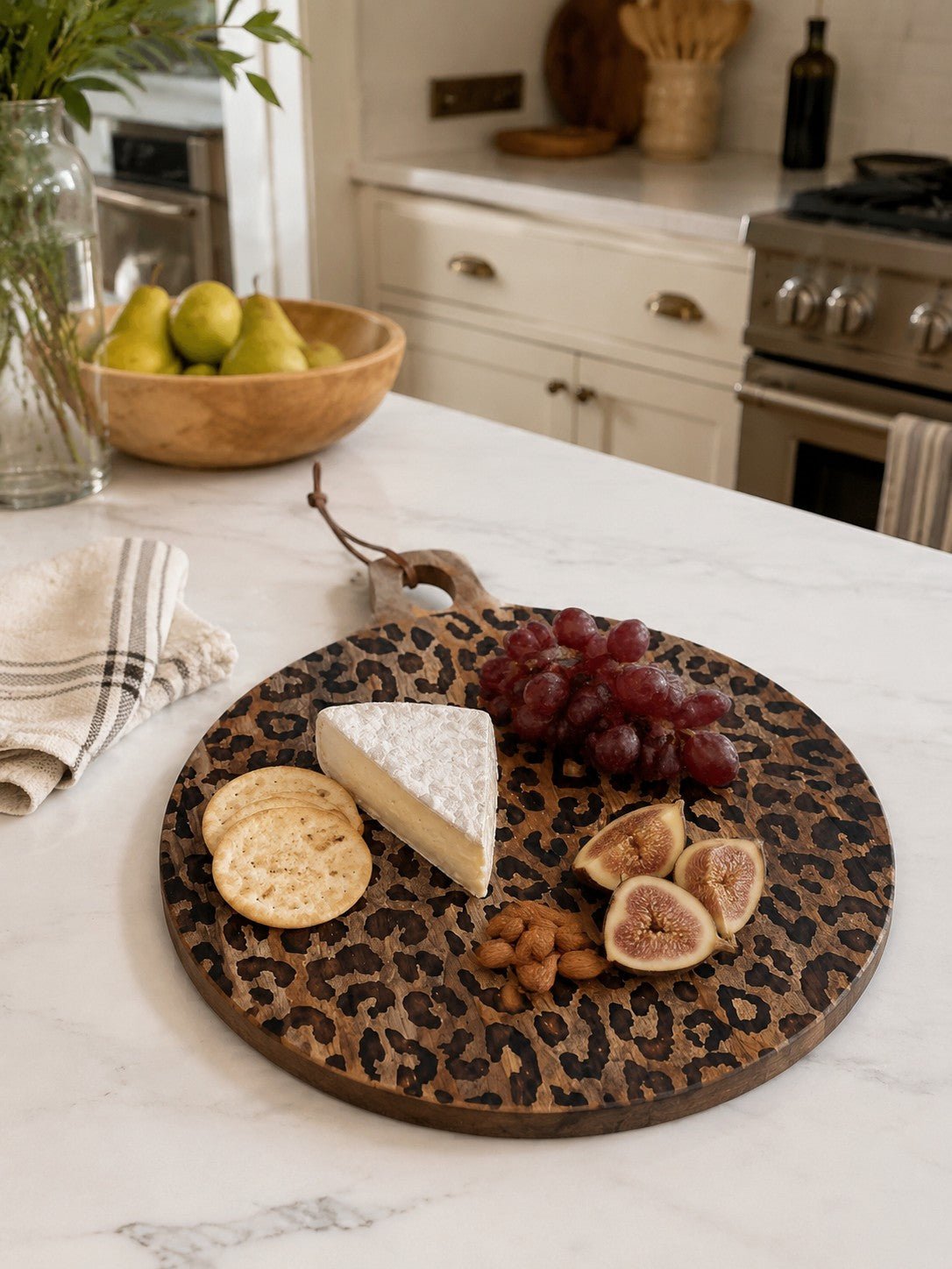 Planche de service en bois sapele à motif léopard avec poignée pour fromages et apéritifs - Hommfer