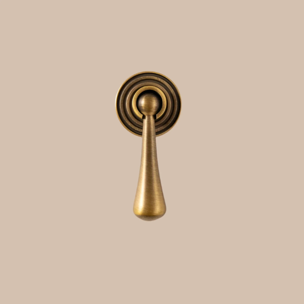 Poignée ou bouton de meuble goutte d'eau en laiton massif finition laiton antique style Mid-Century vendu à l'unité - Hommfer