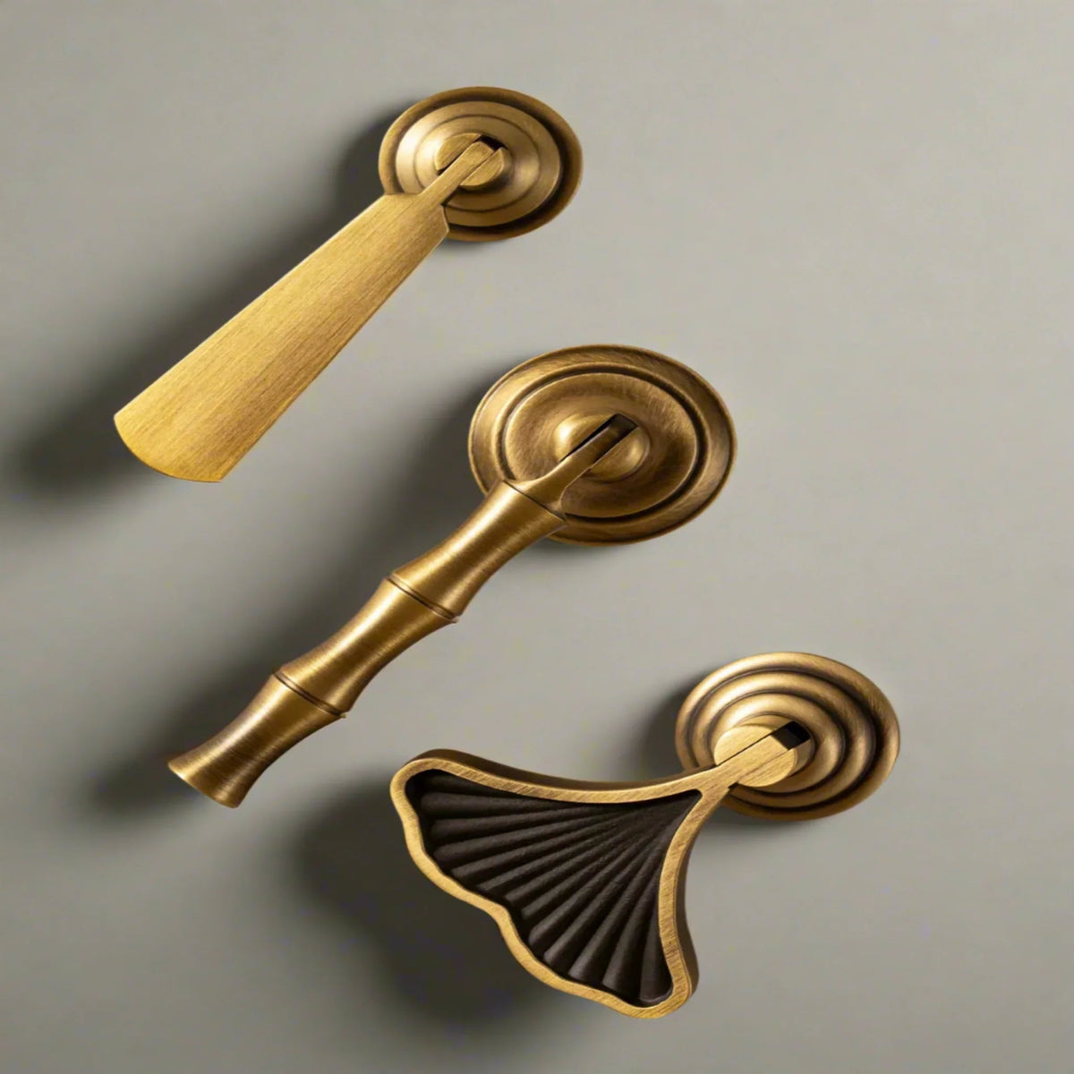 Poignée ou bouton de meuble goutte d'eau en laiton massif finition laiton antique style Mid-Century vendu à l'unité - Hommfer