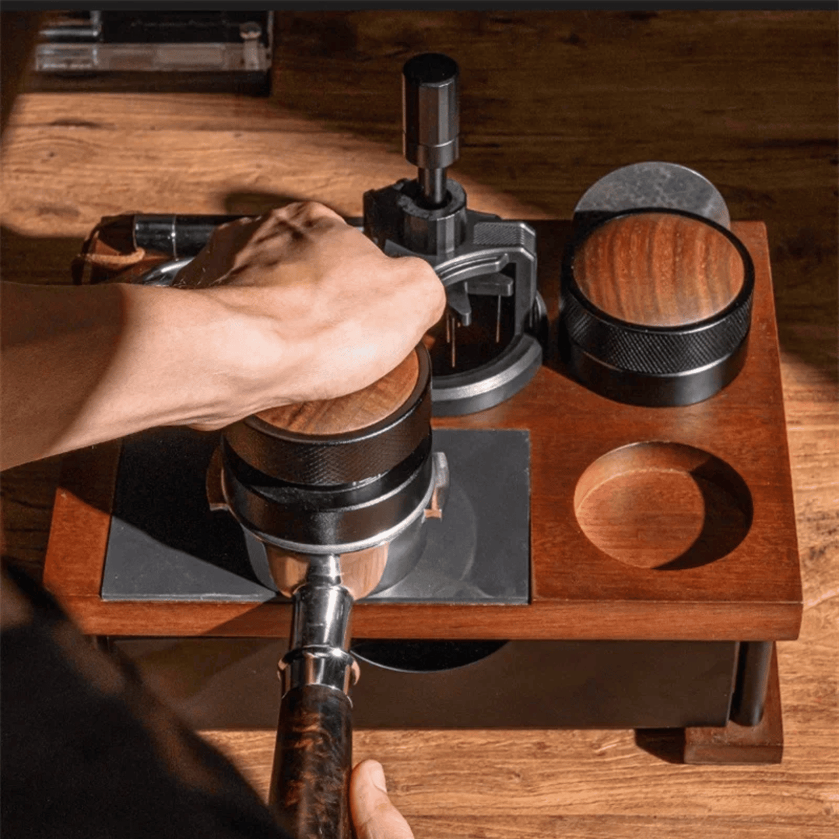Station de tassage espresso en bois massif avec tiroir à marc et organisateur pour porte-filtres et tampons 51–58 mm - Hommfer