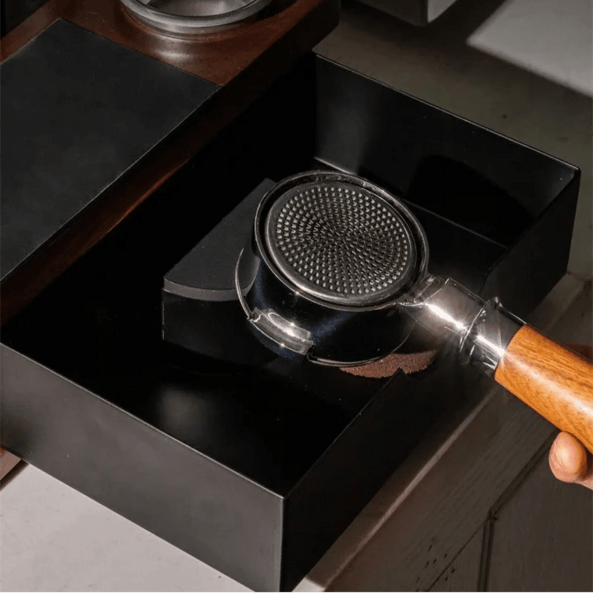 Station de tassage espresso en bois massif avec tiroir à marc et organisateur pour porte-filtres et tampons 51–58 mm - Hommfer