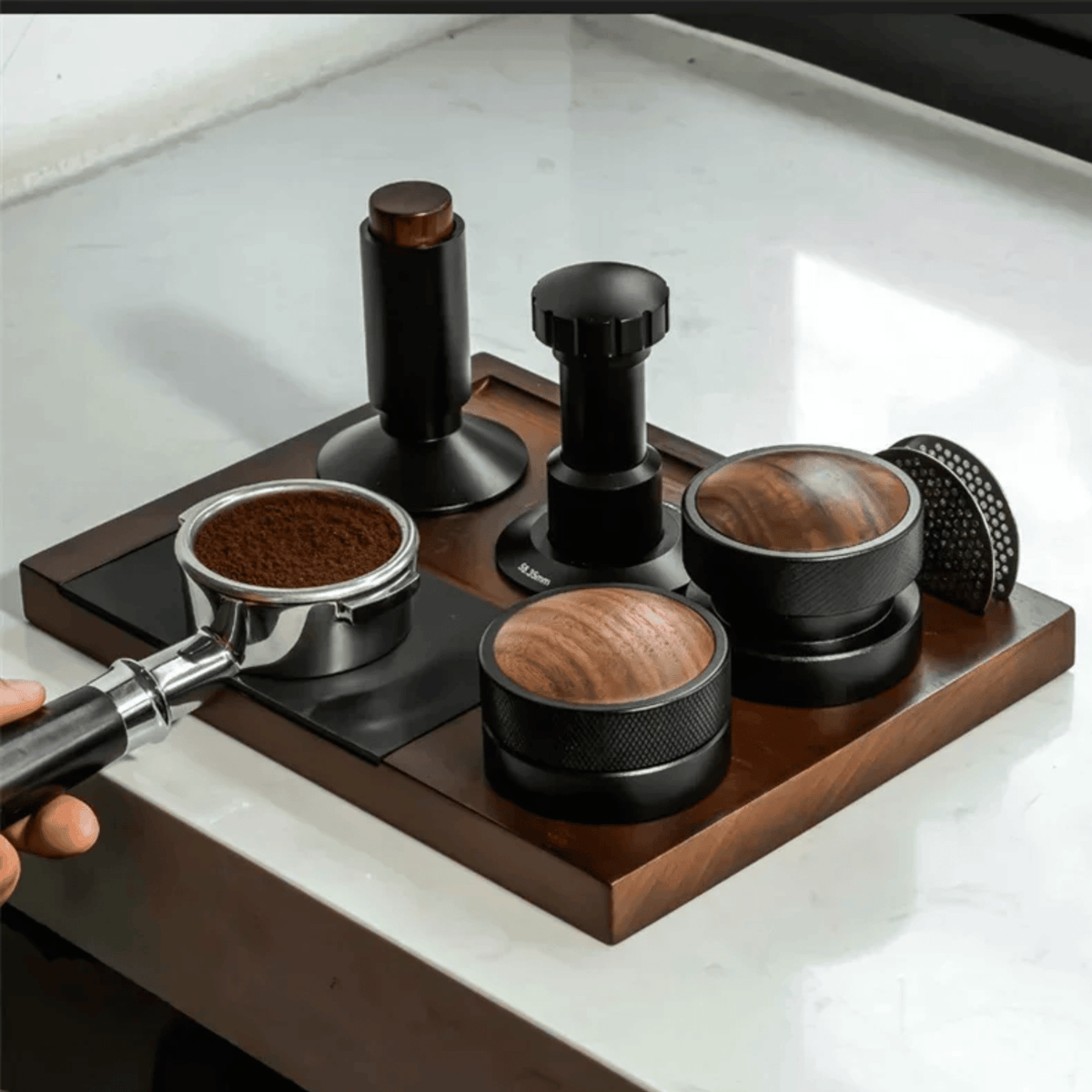 Station de tassage espresso en bois massif avec tiroir à marc et organisateur pour porte-filtres et tampons 51–58 mm - Hommfer