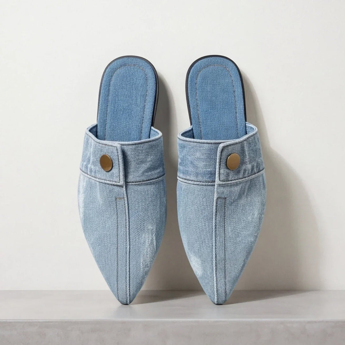 Aurore Mule à enfiler en denim structuré à bout pointu avec bouton en laiton et semelle rembourrée - Hommfer