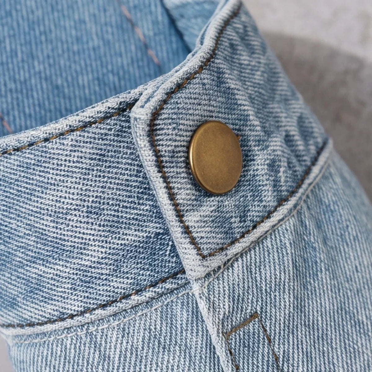 Aurore Mule à enfiler en denim structuré à bout pointu avec bouton en laiton et semelle rembourrée - Hommfer