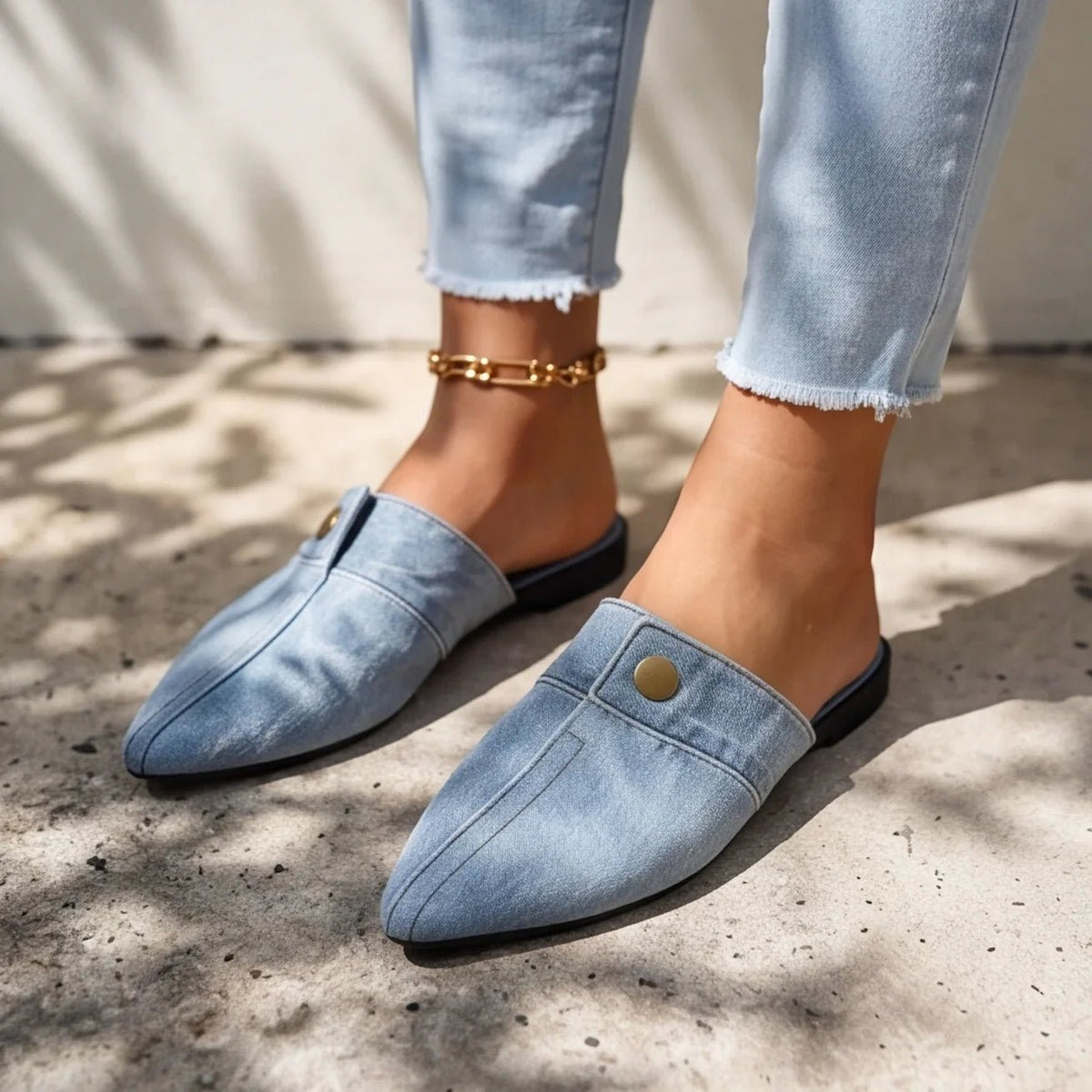 Aurore Mule à enfiler en denim structuré à bout pointu avec bouton en laiton et semelle rembourrée - Hommfer