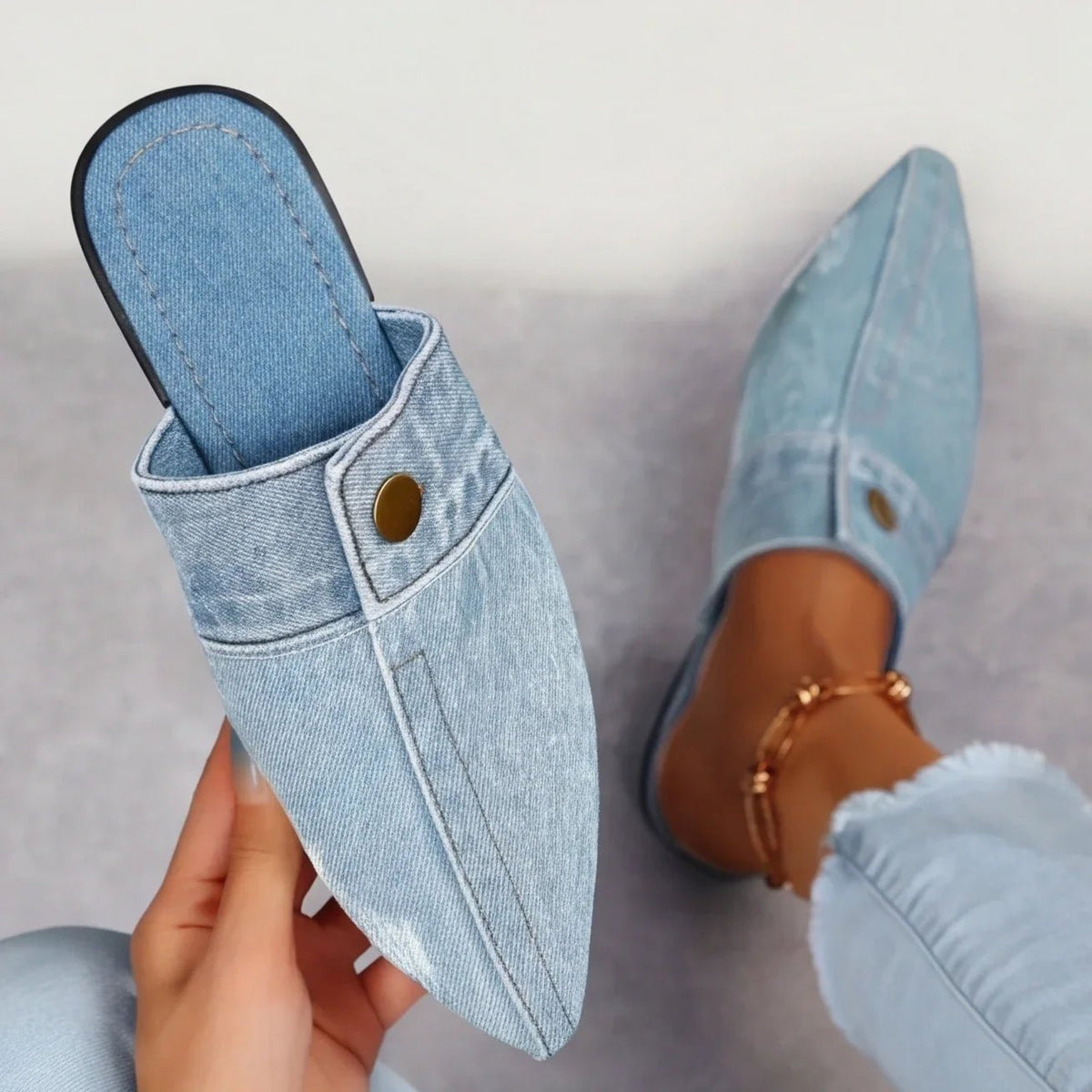 Aurore Mule à enfiler en denim structuré à bout pointu avec bouton en laiton et semelle rembourrée - Hommfer