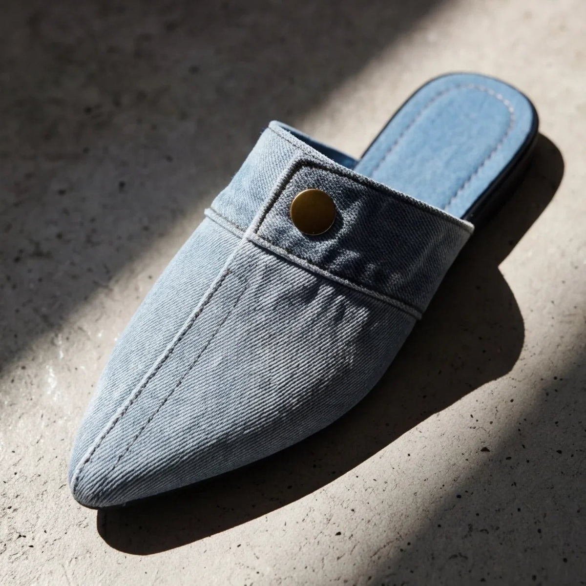 Aurore Mule à enfiler en denim structuré à bout pointu avec bouton en laiton et semelle rembourrée - Hommfer