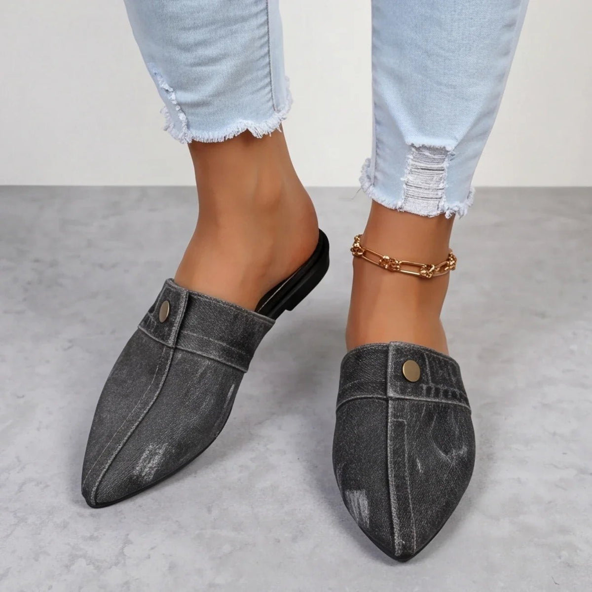 Aurore Mule à enfiler en denim structuré à bout pointu avec bouton en laiton et semelle rembourrée - Hommfer
