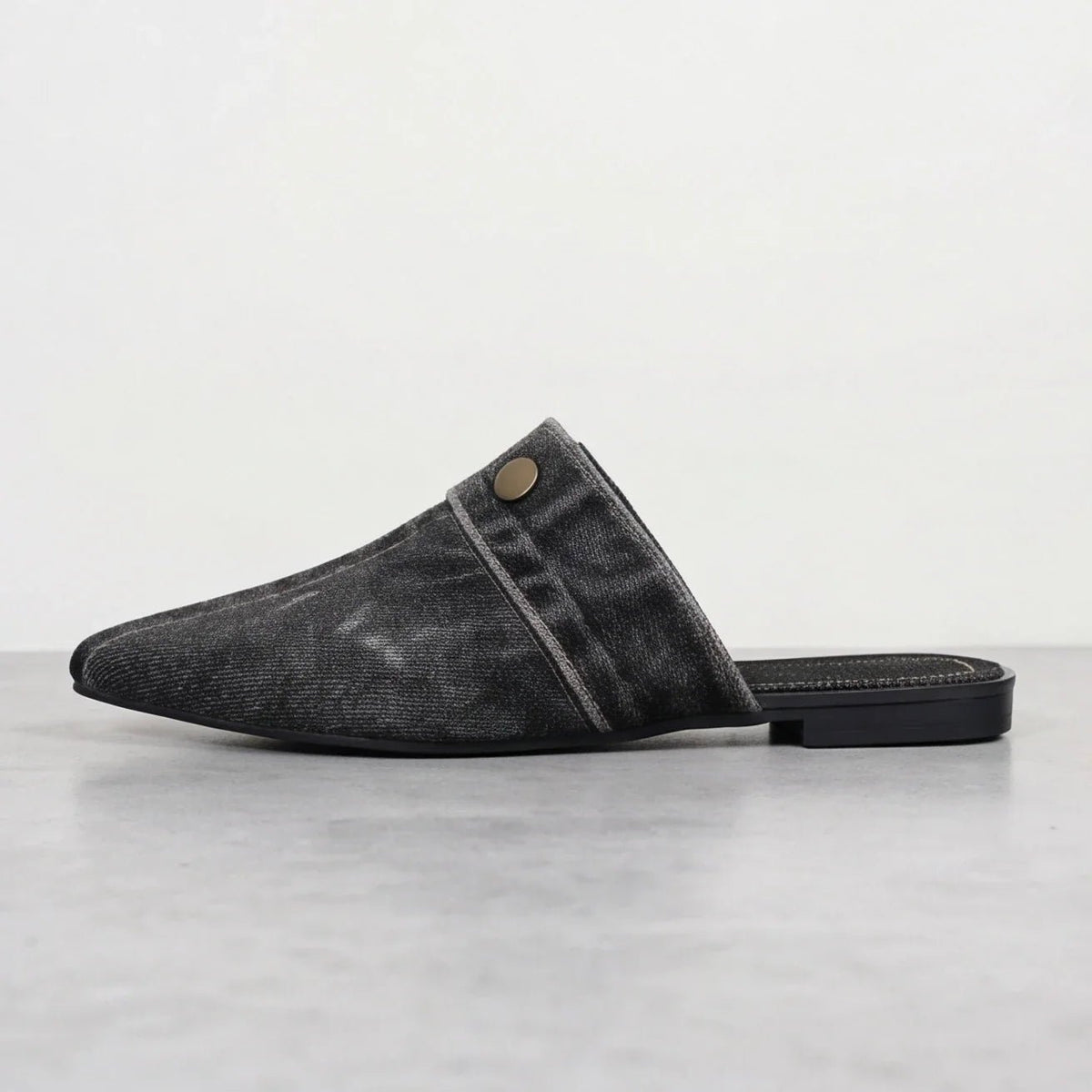 Aurore Mule à enfiler en denim structuré à bout pointu avec bouton en laiton et semelle rembourrée - Hommfer