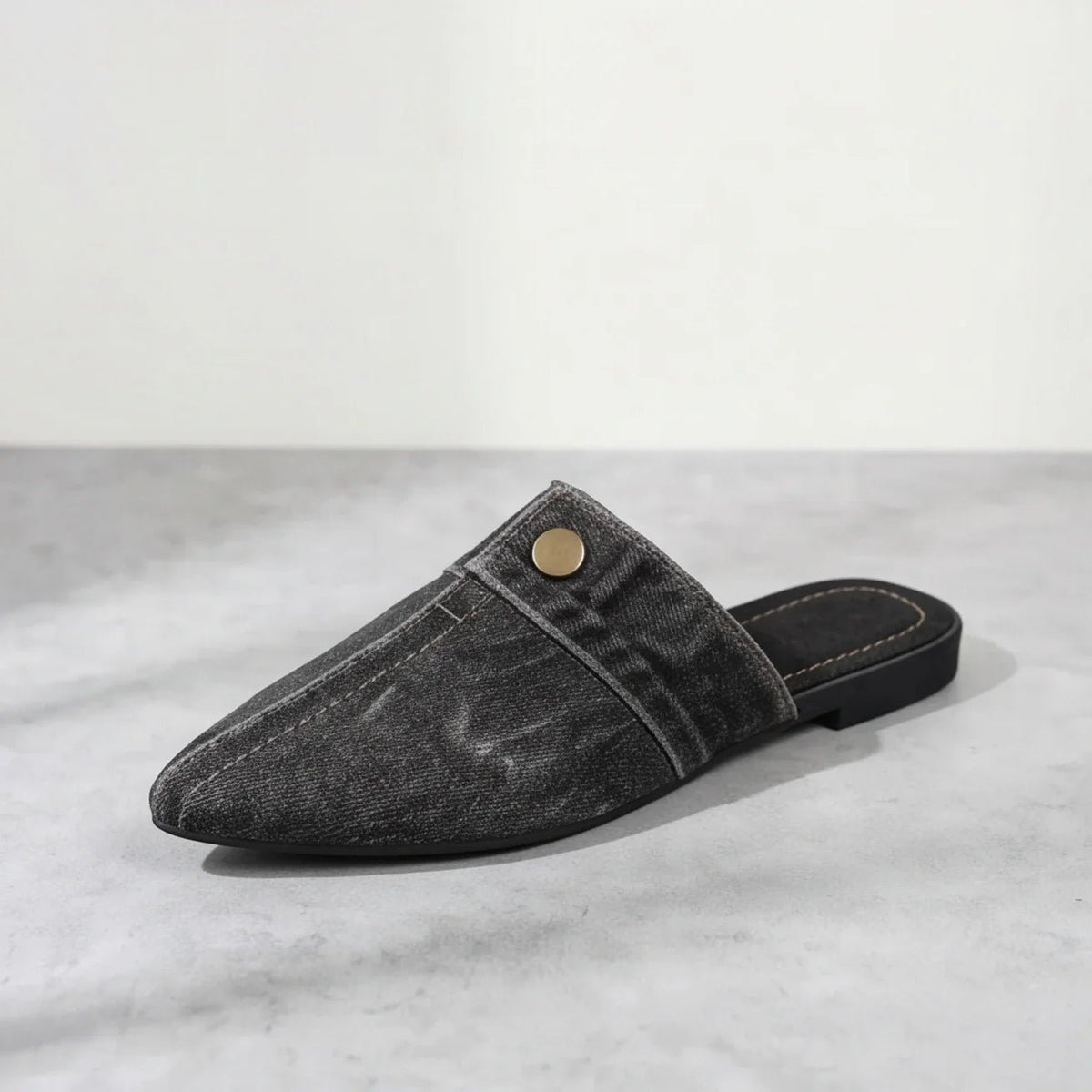 Aurore Mule à enfiler en denim structuré à bout pointu avec bouton en laiton et semelle rembourrée - Hommfer