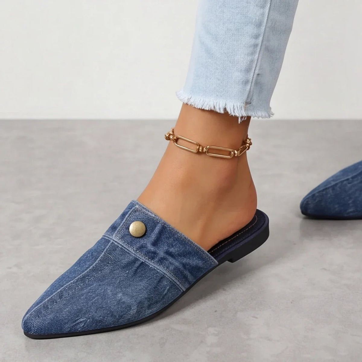 Aurore Mule à enfiler en denim structuré à bout pointu avec bouton en laiton et semelle rembourrée - Hommfer