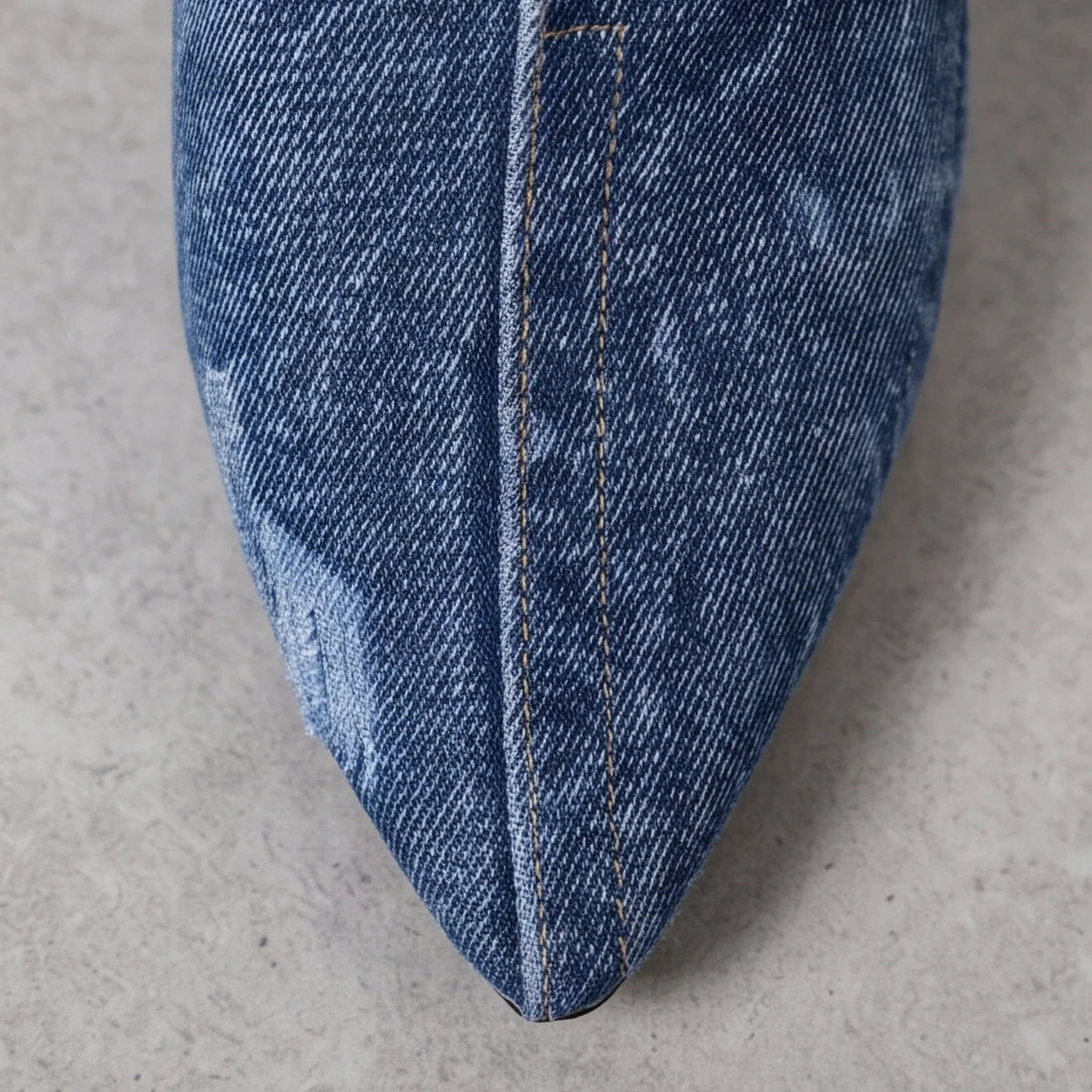 Aurore Mule à enfiler en denim structuré à bout pointu avec bouton en laiton et semelle rembourrée - Hommfer