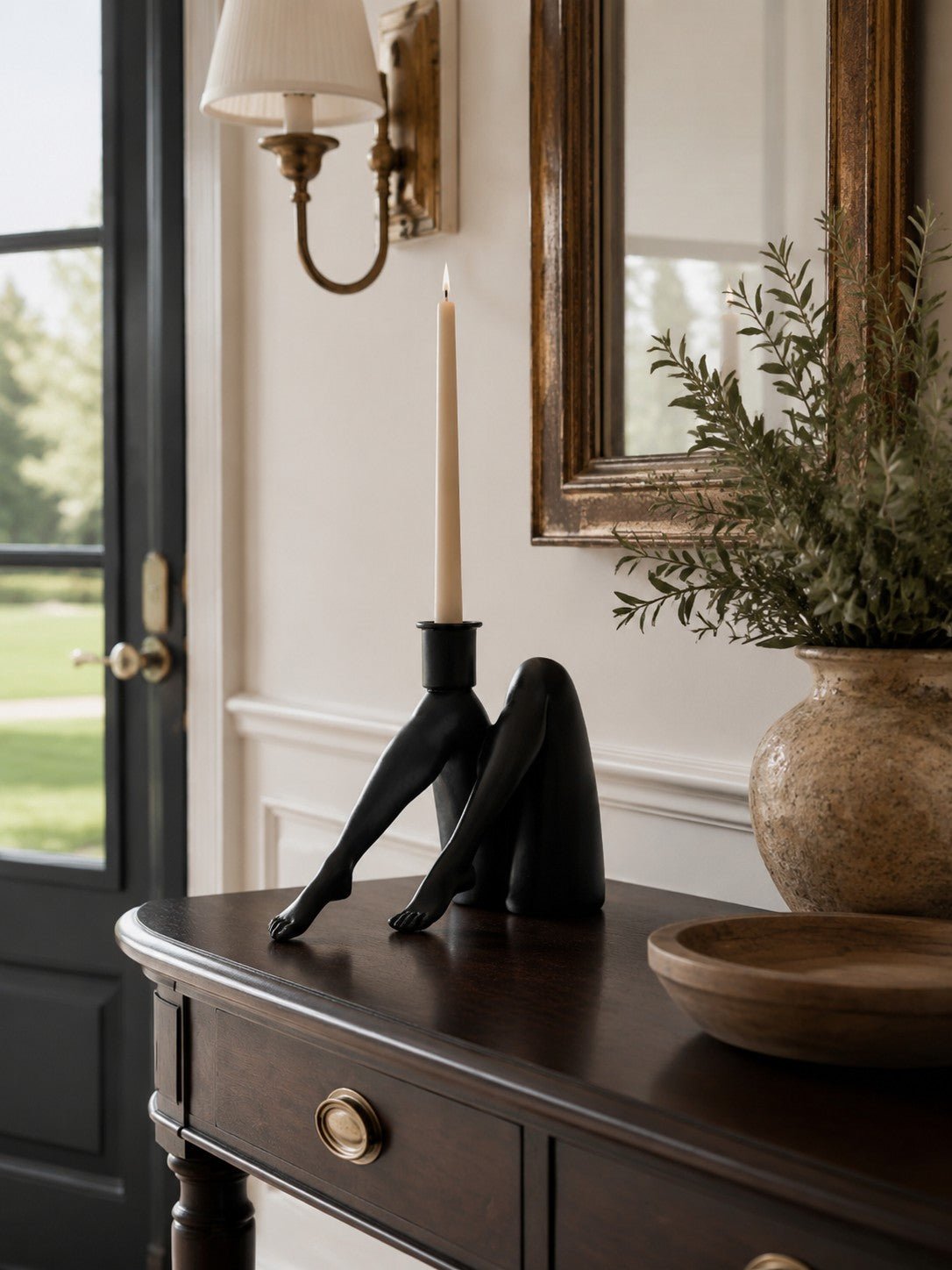 Bougeoir sculptural Kickra avec base dorée pour table de salle à manger et salon - Hommfer