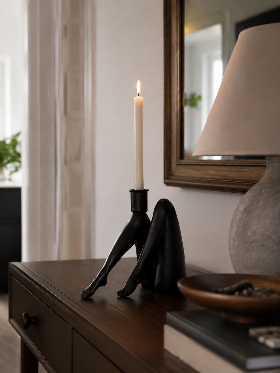 Bougeoir sculptural Kickra avec base dorée pour table de salle à manger et salon - Hommfer