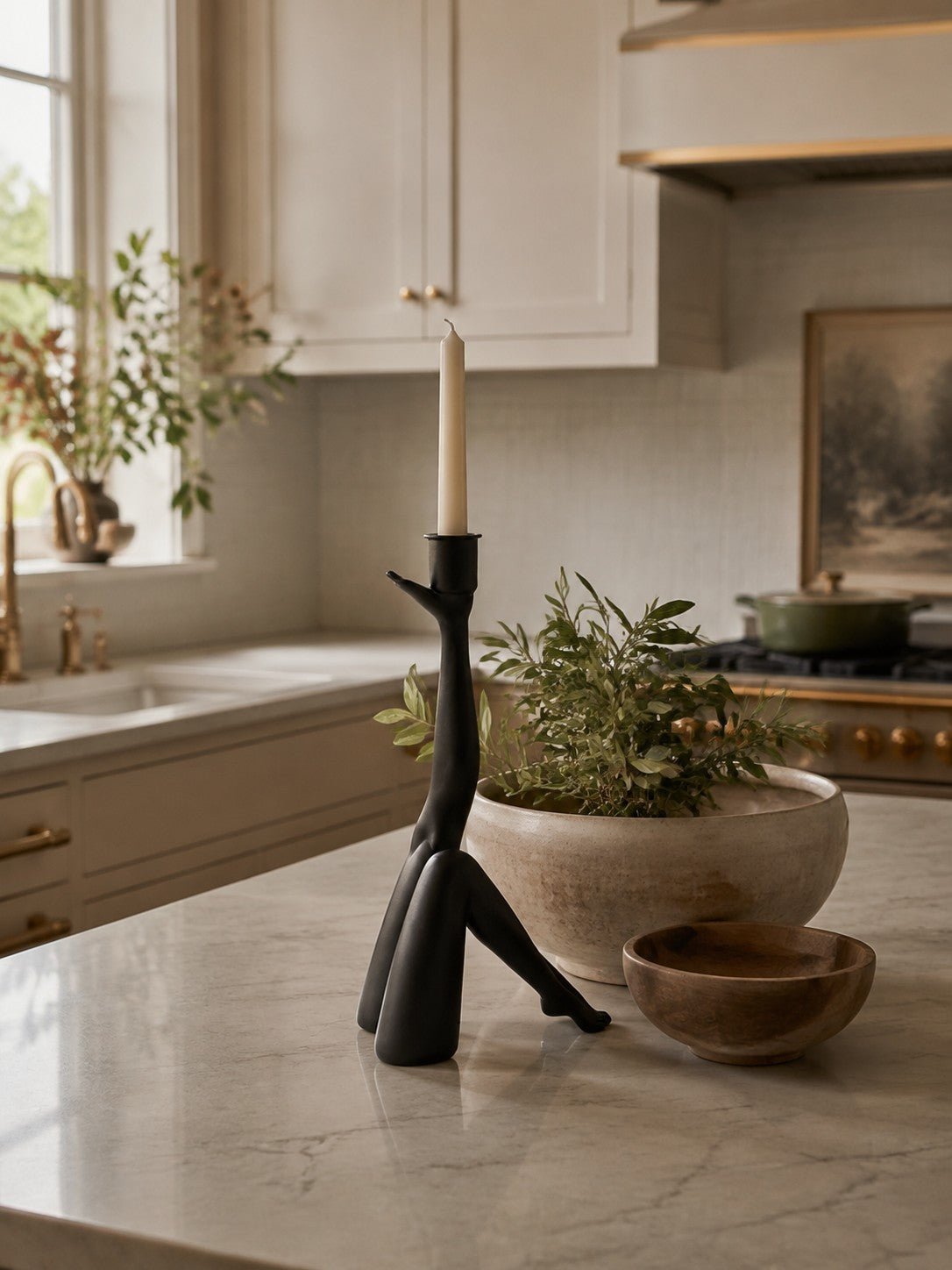 Bougeoir sculptural Kickra avec base dorée pour table de salle à manger et salon - Hommfer