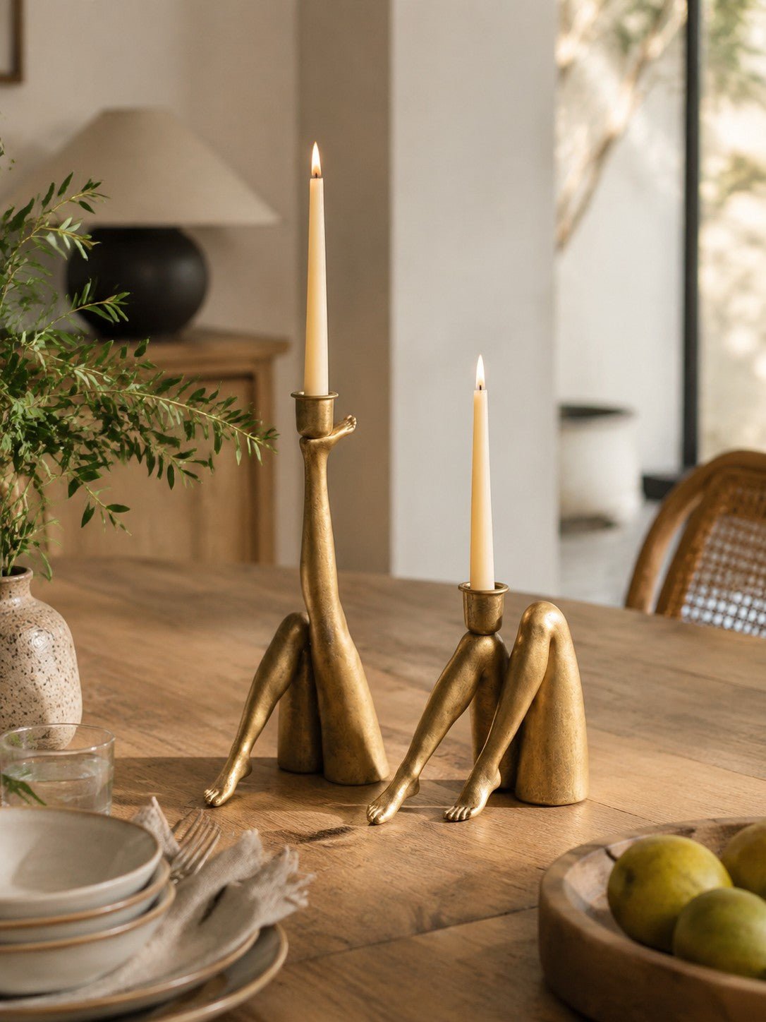 Bougeoir sculptural Kickra avec base dorée pour table de salle à manger et salon - Hommfer