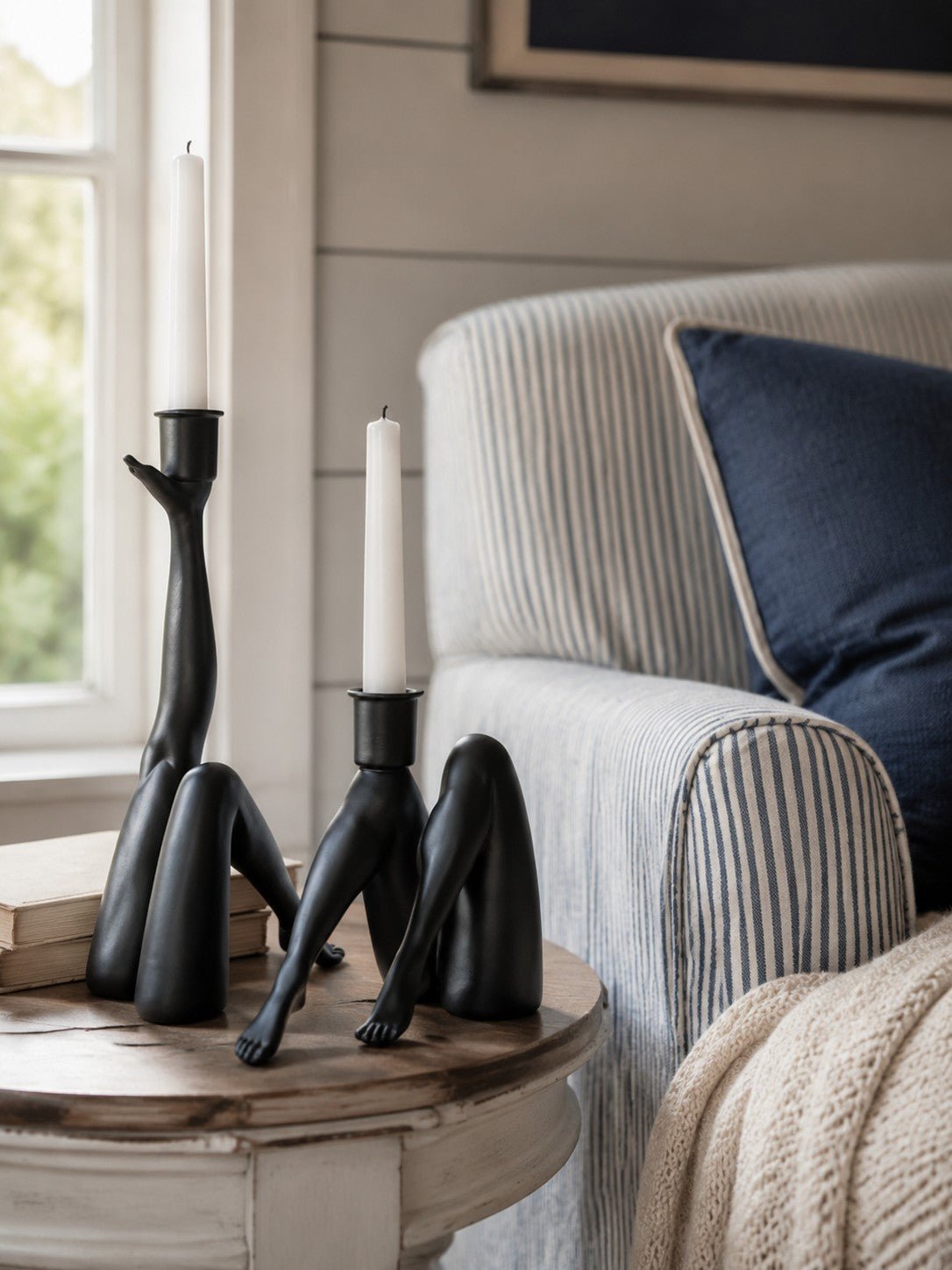 Bougeoir sculptural Kickra avec base dorée pour table de salle à manger et salon - Hommfer