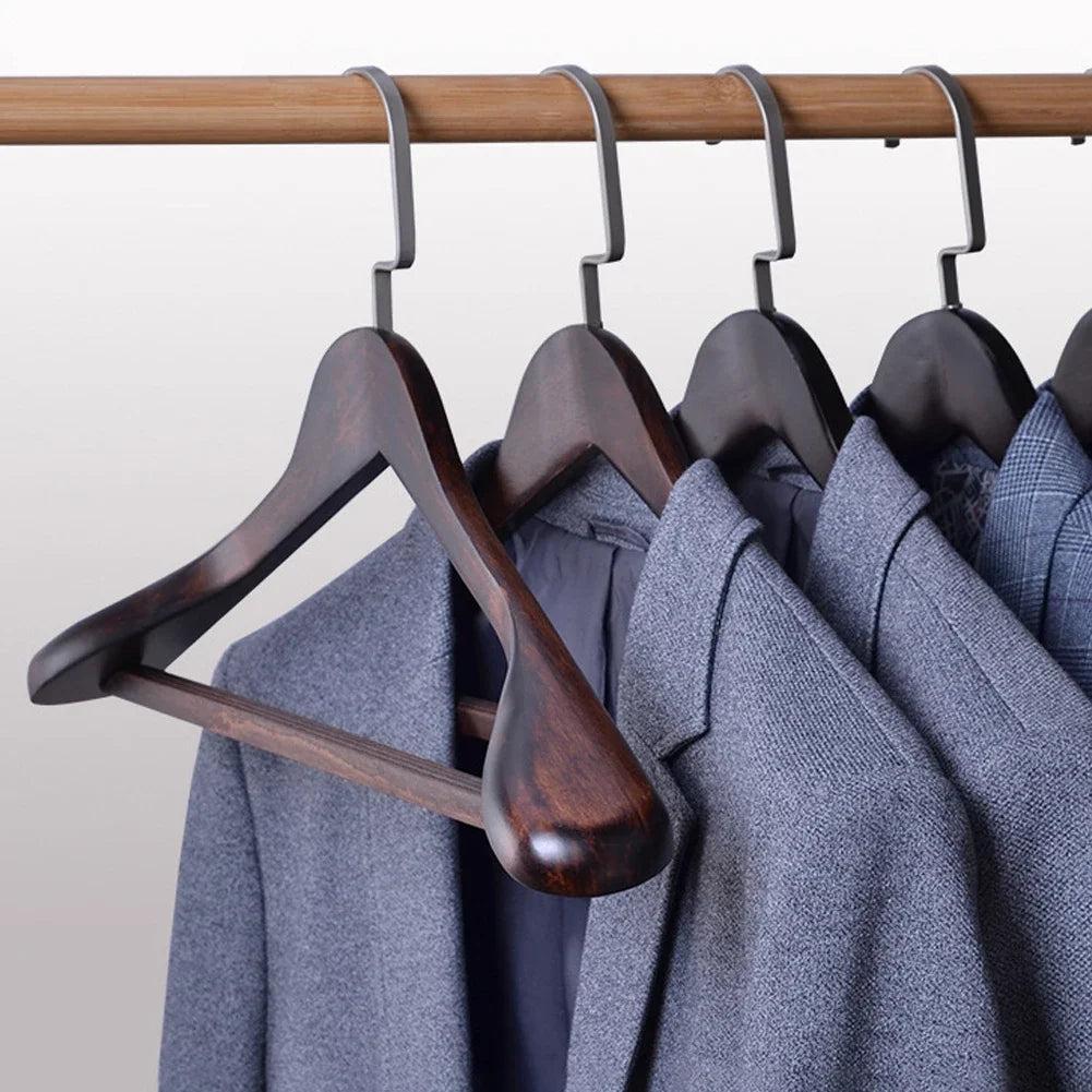 Cintre en bois courbé avec détails métalliques pour préserver la forme des vêtements - Hommfer