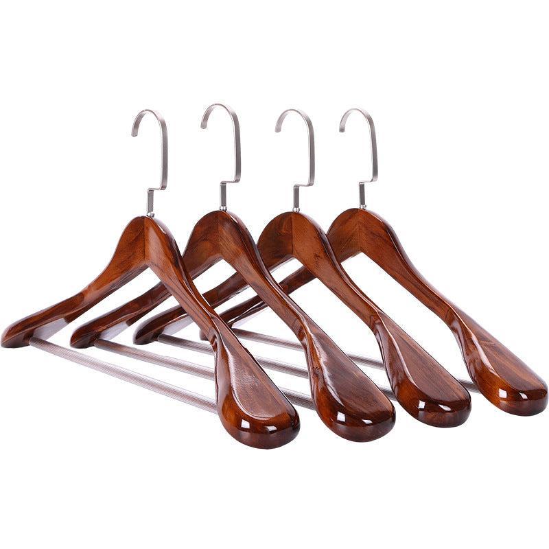 Cintre en bois courbé avec détails métalliques pour préserver la forme des vêtements - Hommfer