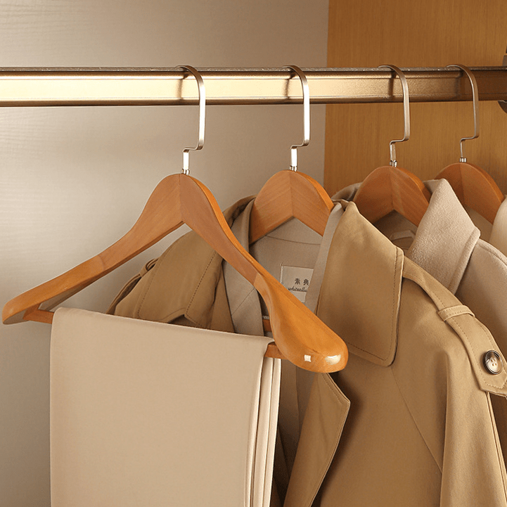 Cintre en bois courbé avec détails métalliques pour préserver la forme des vêtements - Hommfer