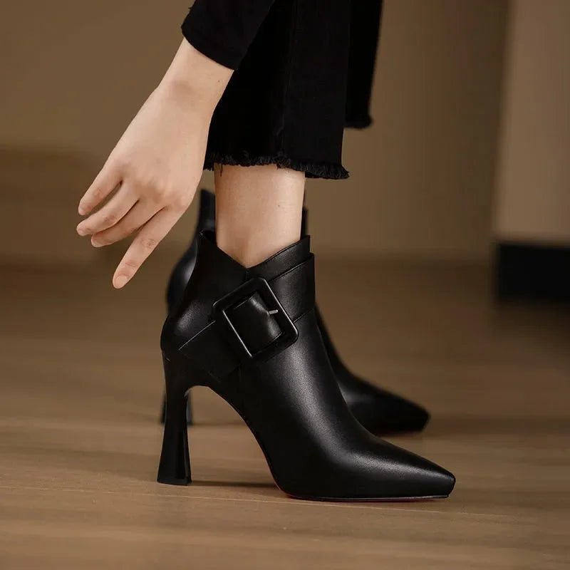 Livia Bottine en Cuir Vegan à Boucle Surdimensionnée, Bout Pointu et Talon Sculptural pour un Porté Confortable - Hommfer