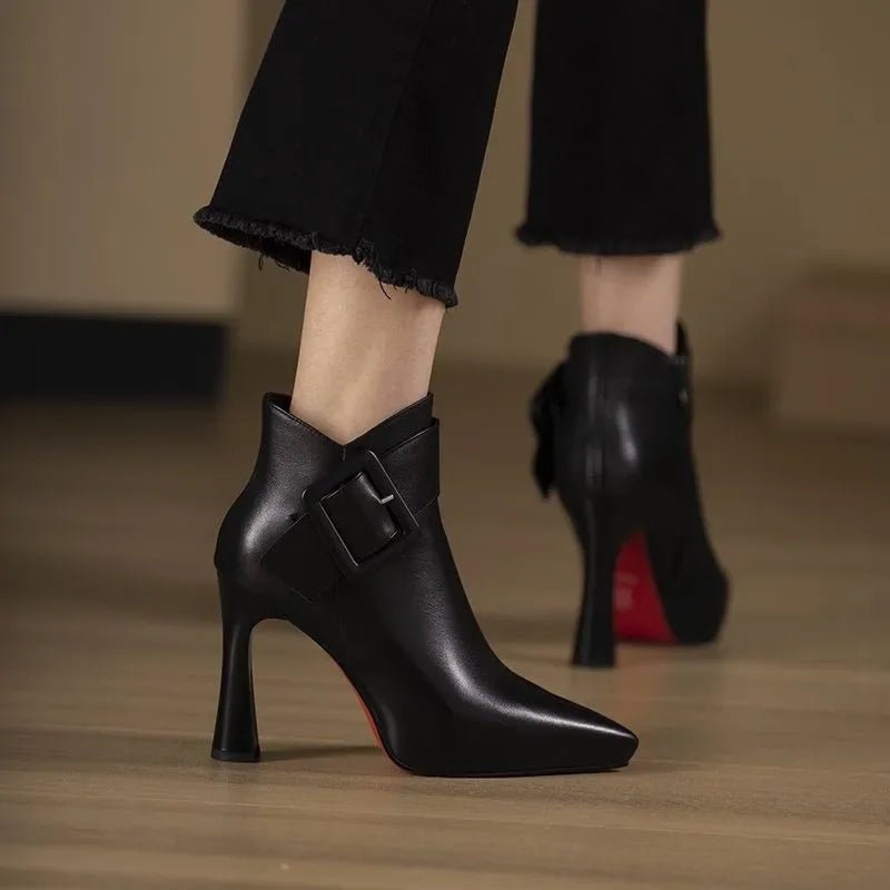 Livia Bottine en Cuir Vegan à Boucle Surdimensionnée, Bout Pointu et Talon Sculptural pour un Porté Confortable - Hommfer