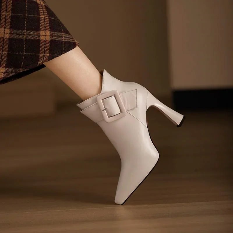 Livia Bottine en Cuir Vegan à Boucle Surdimensionnée, Bout Pointu et Talon Sculptural pour un Porté Confortable - Hommfer