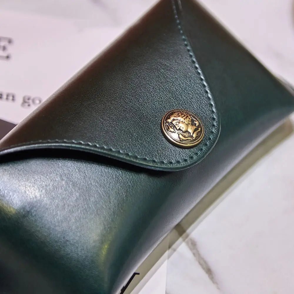 Marceau Étui à lunettes en cuir pleine fleur lisse vert forêt avec doublure anti-rayures et fermoir en laiton ancien - Hommfer