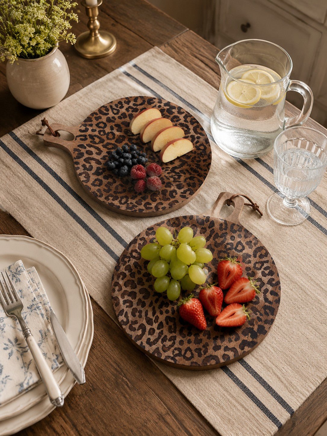 Planche de service en bois sapele à motif léopard avec poignée pour fromages et apéritifs - Hommfer