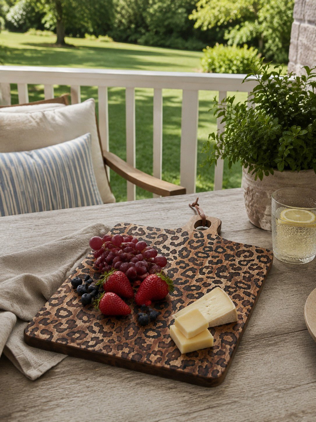 Planche de service en bois sapele à motif léopard avec poignée pour fromages et apéritifs - Hommfer