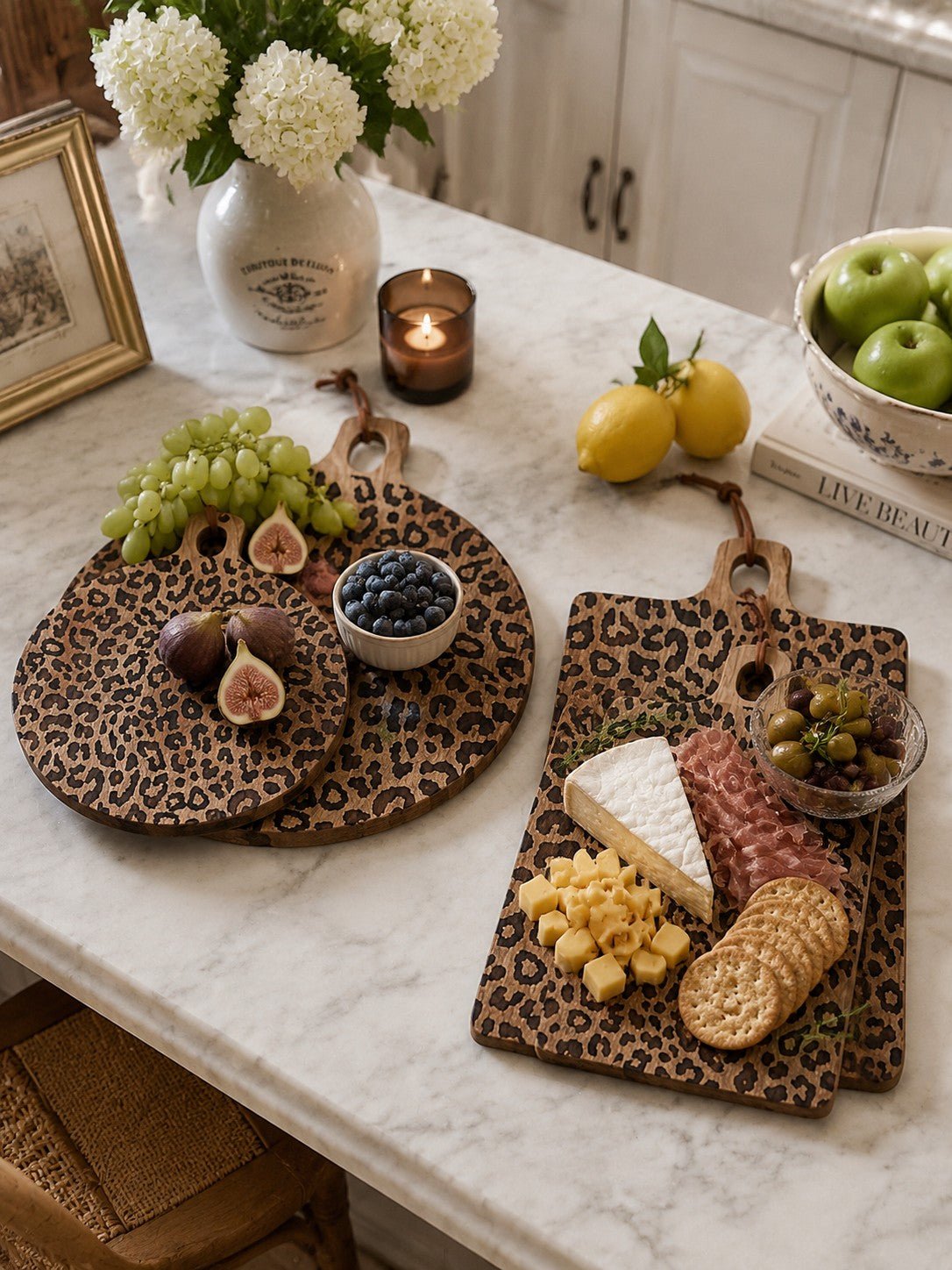 Planche de service en bois sapele à motif léopard avec poignée pour fromages et apéritifs - Hommfer