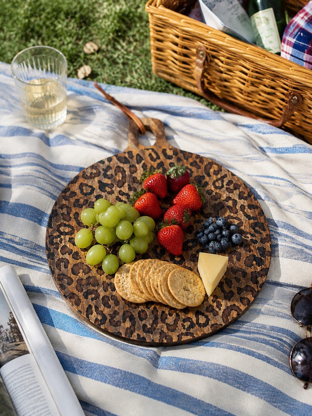 Planche de service en bois sapele à motif léopard avec poignée pour fromages et apéritifs - Hommfer