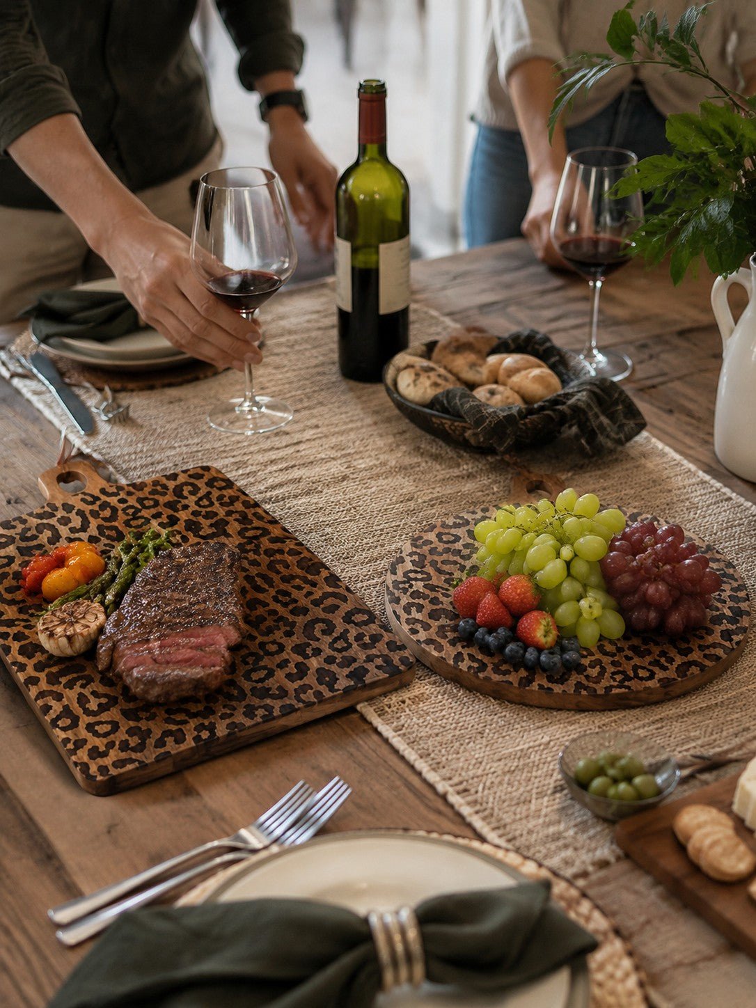Planche de service en bois sapele à motif léopard avec poignée pour fromages et apéritifs - Hommfer