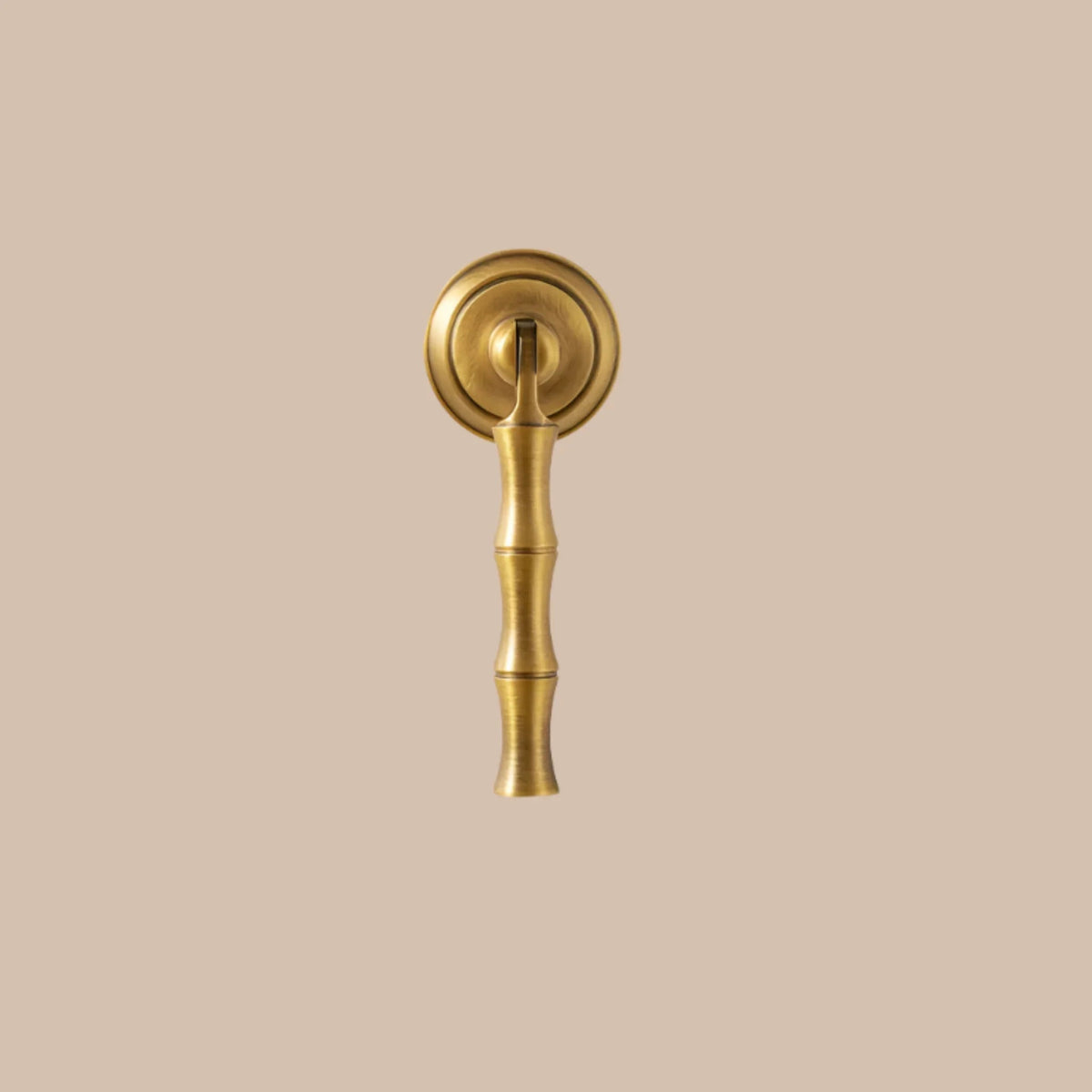 Poignée ou bouton de meuble goutte d'eau en laiton massif finition laiton antique style Mid-Century vendu à l'unité - Hommfer