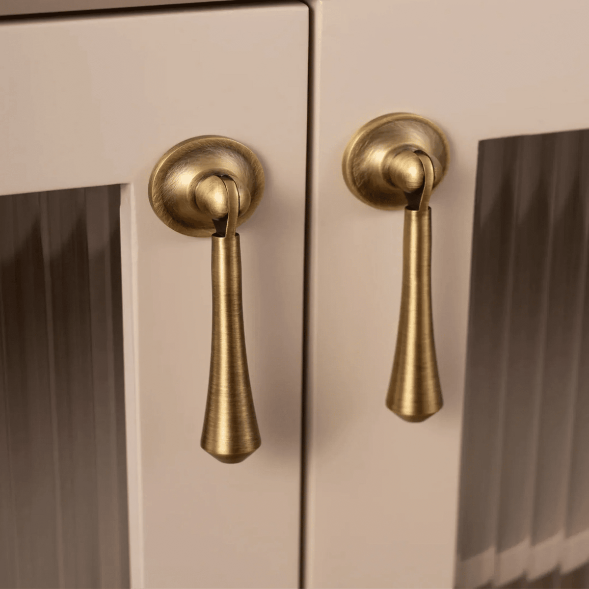 Poignée ou bouton de meuble goutte d'eau en laiton massif finition laiton antique style Mid-Century vendu à l'unité - Hommfer