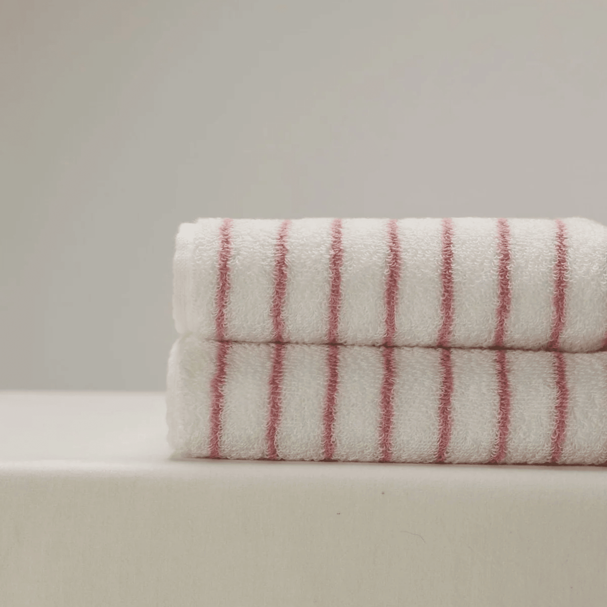 Serviette de bain ou de visage 100 % coton peigné à rayures roses et blanches, douce et absorbante - Hommfer