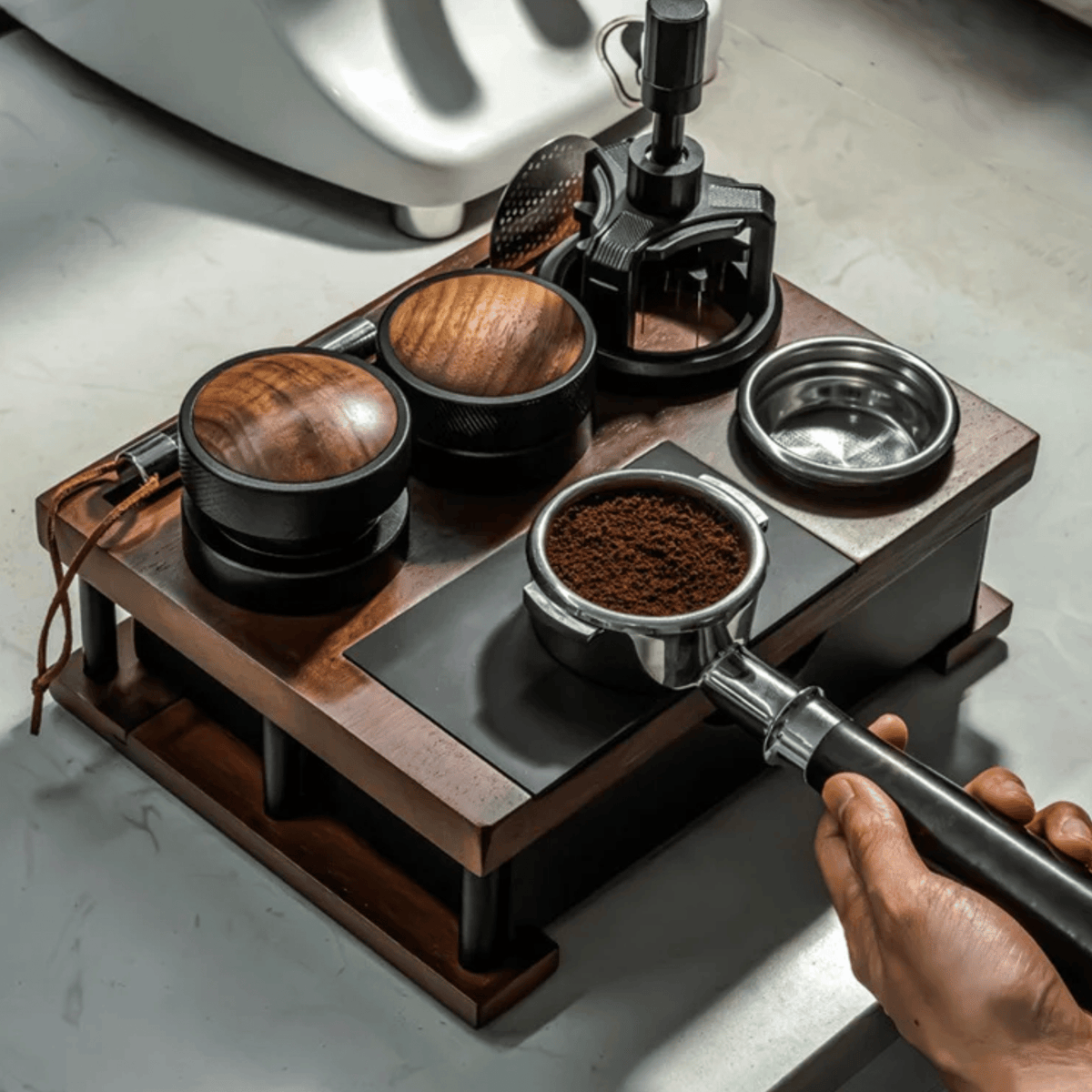 Station de tassage espresso en bois massif avec tiroir à marc et organisateur pour porte-filtres et tampons 51–58 mm - Hommfer