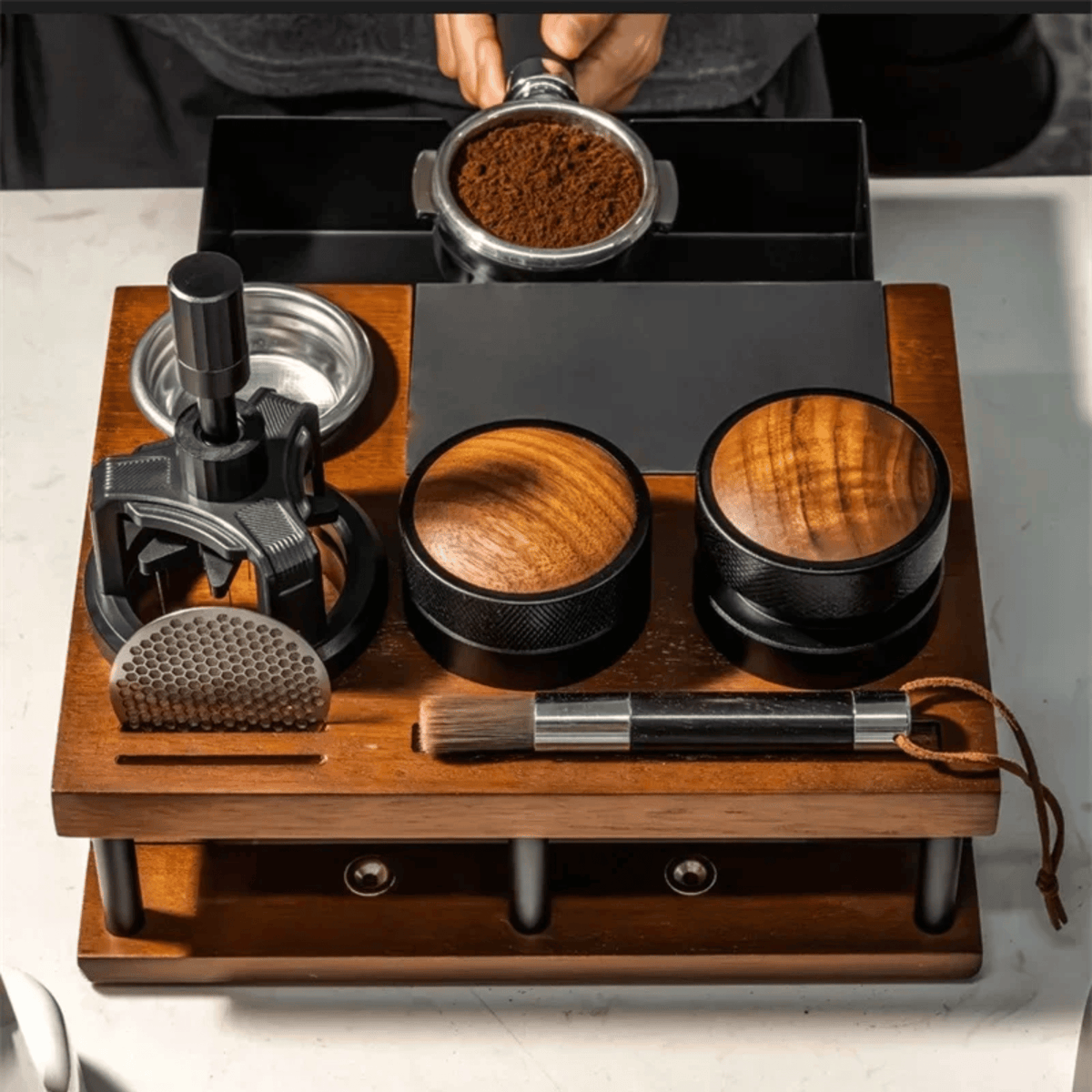 Station de tassage espresso en bois massif avec tiroir à marc et organisateur pour porte-filtres et tampons 51–58 mm - Hommfer