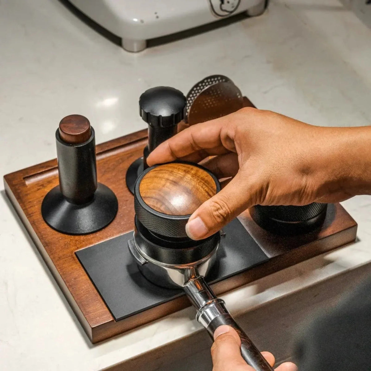 Station de tassage espresso en bois massif avec tiroir à marc et organisateur pour porte-filtres et tampons 51–58 mm - Hommfer